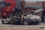 小轎車被壓成鐵片 滿載石子的大貨車側翻把小轎車壓