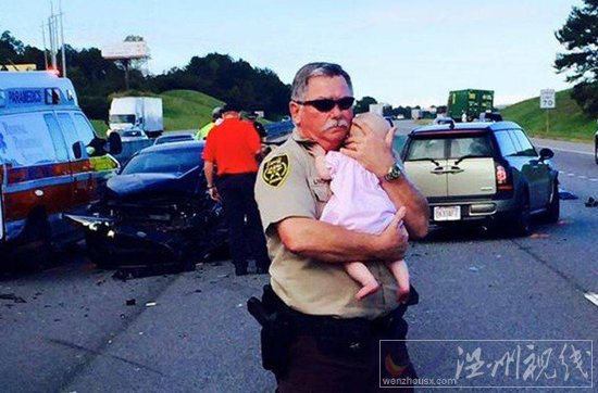 美國警察車禍現(xiàn)場安撫受驚嚇?gòu)雰? width=