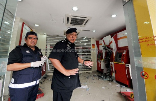 劫匪用土制炸彈炸開提款機太瘋狂