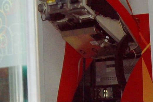 劫匪用土制炸彈炸開提款機太瘋狂