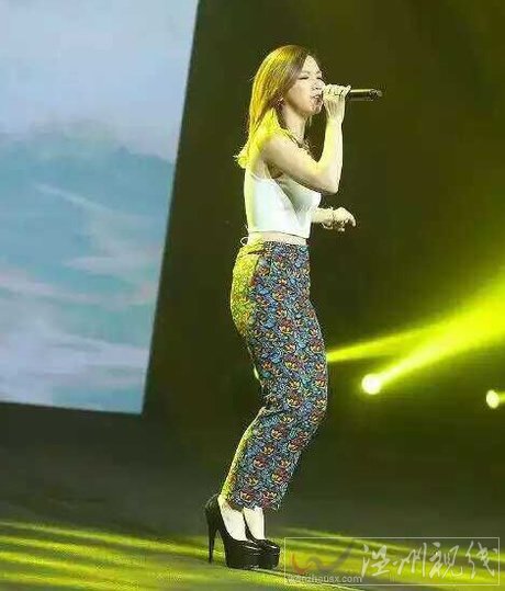 鄧紫棋穿高跟摔倒