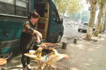 湖北武昌家長派房車駐校 保姆當街炒菜做飯