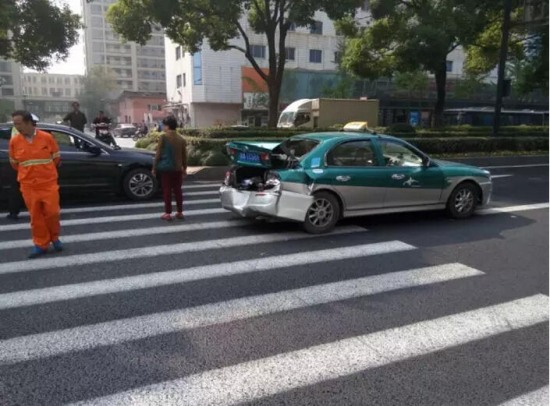 奔馳追尾出租車