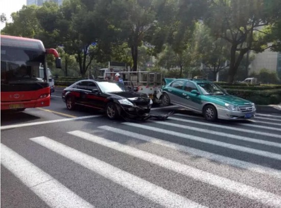 奔馳追尾出租車