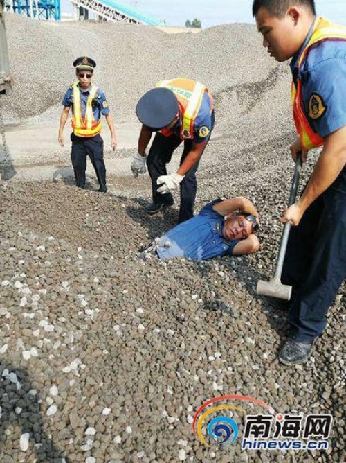 超載車強行卸貨