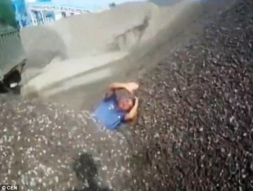 超載車強行卸貨