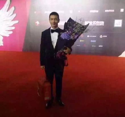 黃曉明手提大閘蟹走紅毯