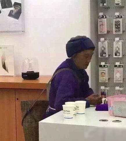 老人背筐付錢給孫子買蘋果手機