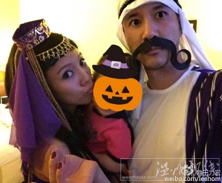 王力宏一家合照 妻子李靚蕾抱著女兒
