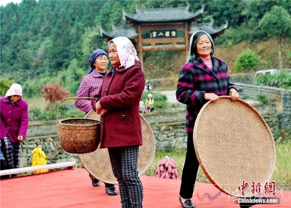 農(nóng)村大媽走T臺