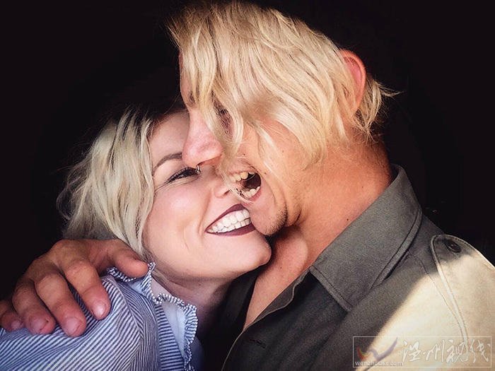 小伙用智齒戒指求婚成功