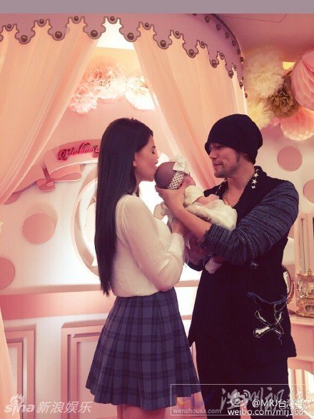 周杰倫一家三口合照