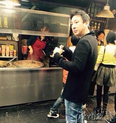 他發現有人在拍照