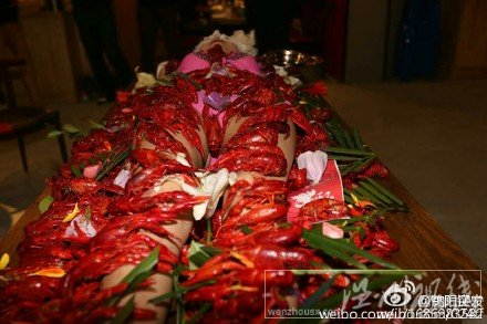 美女身上放滿小龍蝦