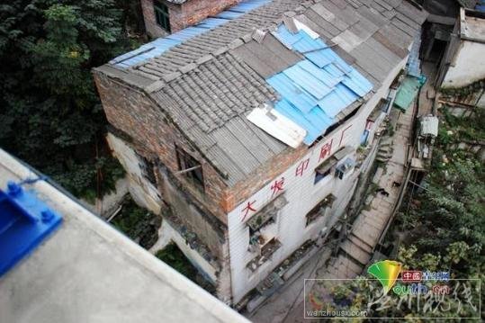 高架橋把村子圍住