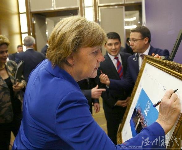德國總統在合影上簽字