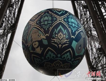 巴黎鐵塔上掛大圓球