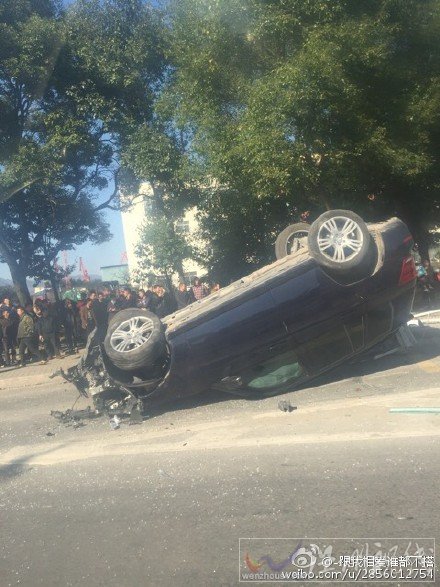 肇事奔馳車車身撞飛倒在路面