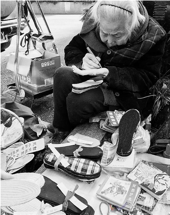 93歲鞋墊老太走紅網絡