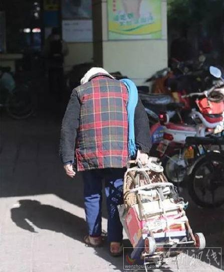 老太見(jiàn)人太多就走了