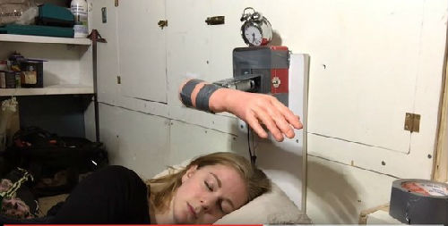 女子發明打臉鬧鐘