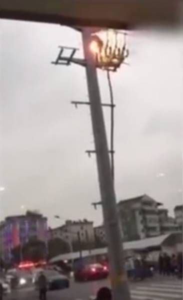 吵架爬電線桿觸電