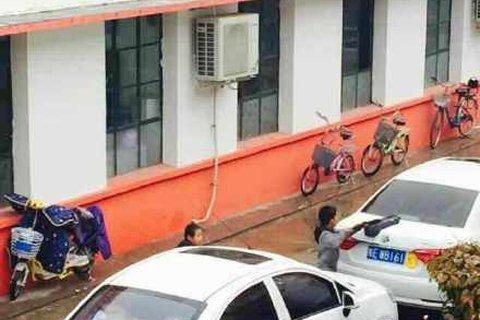 老師體罰差生擦車