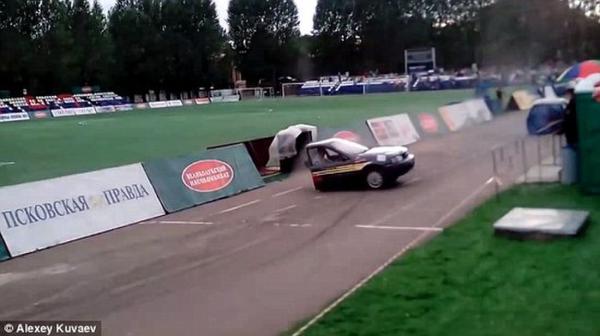 賽車在場上斷裂