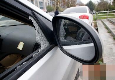 小區50輛車被砸