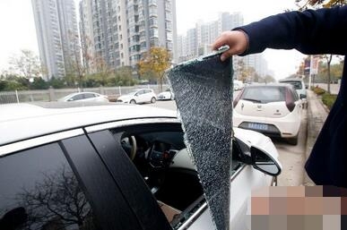 小區50輛車被砸