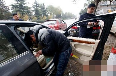 小區50輛車被砸