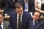 英國首相卡梅倫聽報告時偷吃糖果