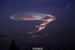 新疆天空現(xiàn)神奇天象疑似不明飛行物的航跡
