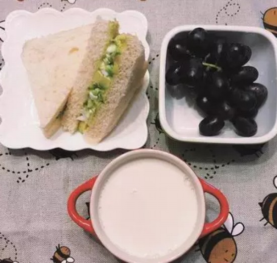 女子做早餐不重樣