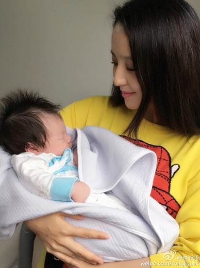 佟麗婭懷抱嬰兒