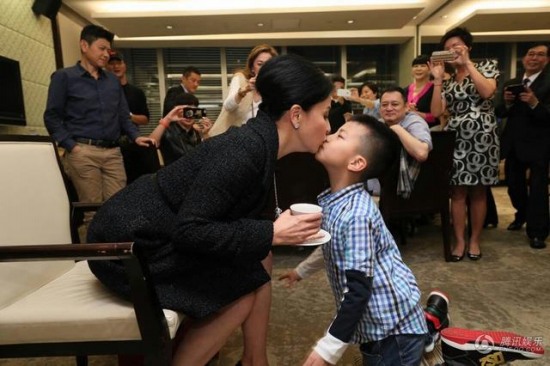 劉嘉玲與康康親親