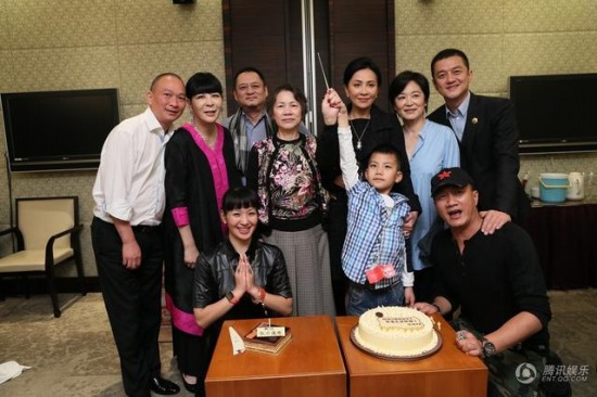 劉嘉玲與康康親親