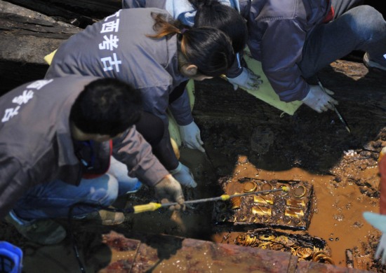 古墓挖出黃金堆