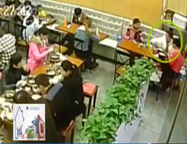 餐館碗給孩子接尿