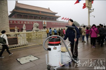 小伙推著工業吸塵器到處吸霧霾