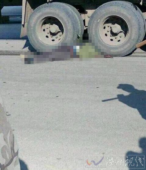 男子遭貨車碾壓身亡慘烈車禍現(xiàn)場