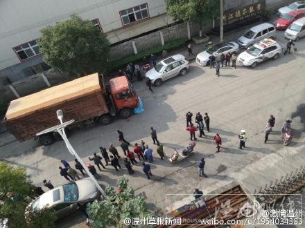 其中一人的手部骨頭都被撞出來了