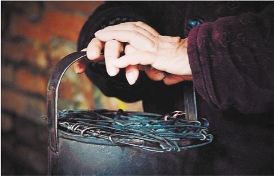 老太點(diǎn)火囪取暖引發(fā)大火