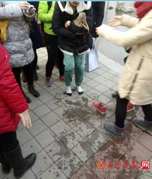 學生跳冰湖救野兔