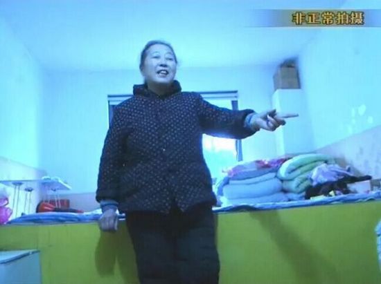 大媽建土炕取暖