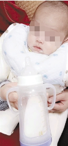 漂亮女嬰被遺棄超市