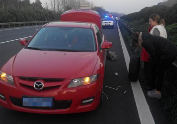 女司機(jī)高速路換胎