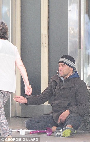 夫妻坐飛機去乞討