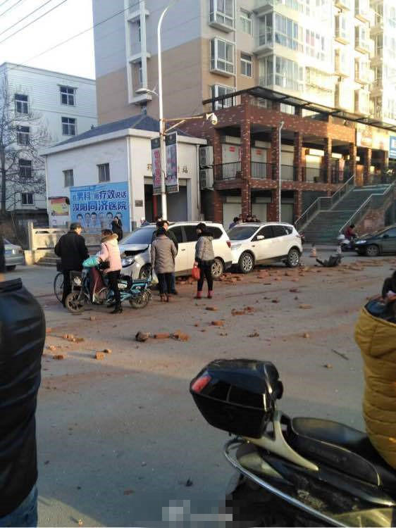 拉磚車失控撞路人