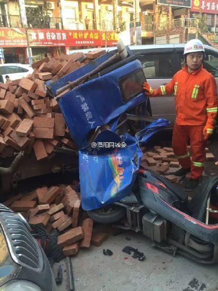 拉磚車失控撞路人